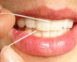Anwendung von Zahnseide
