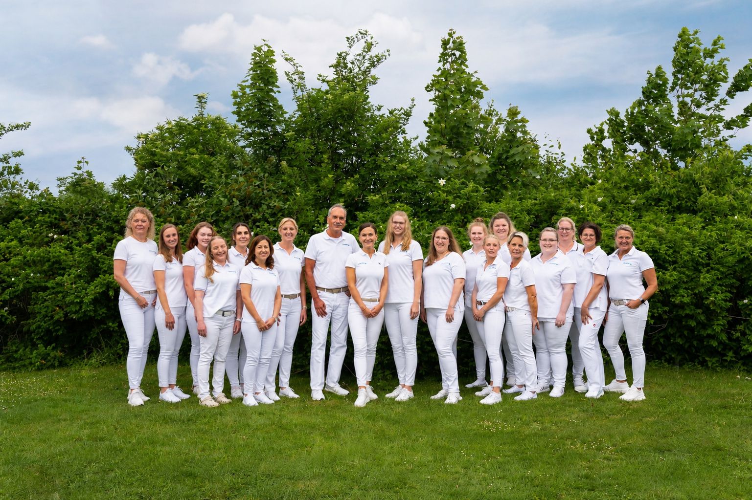 Teamfoto im Garten
